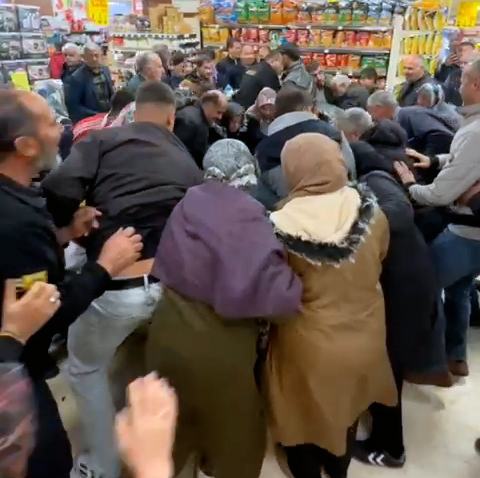 Konya- 32 ekran televizyonlar bin liraya satışa sunulunca izdiham yaşandı