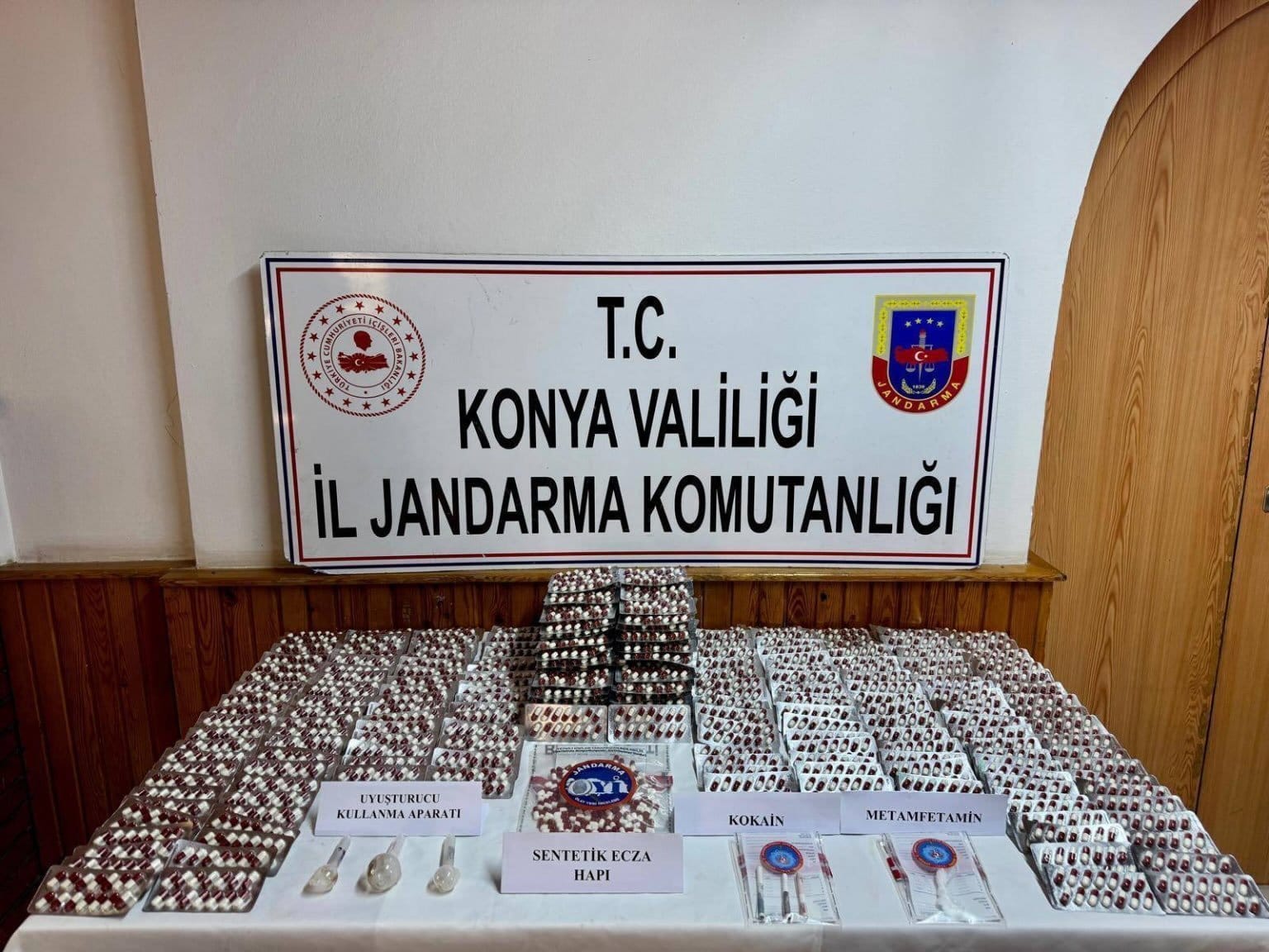 Konya Jandarmasından Büyük Operasyon: 25 Kişi Yakalandı, Binlerce Uyuşturucu Hap Ele Geçirildi