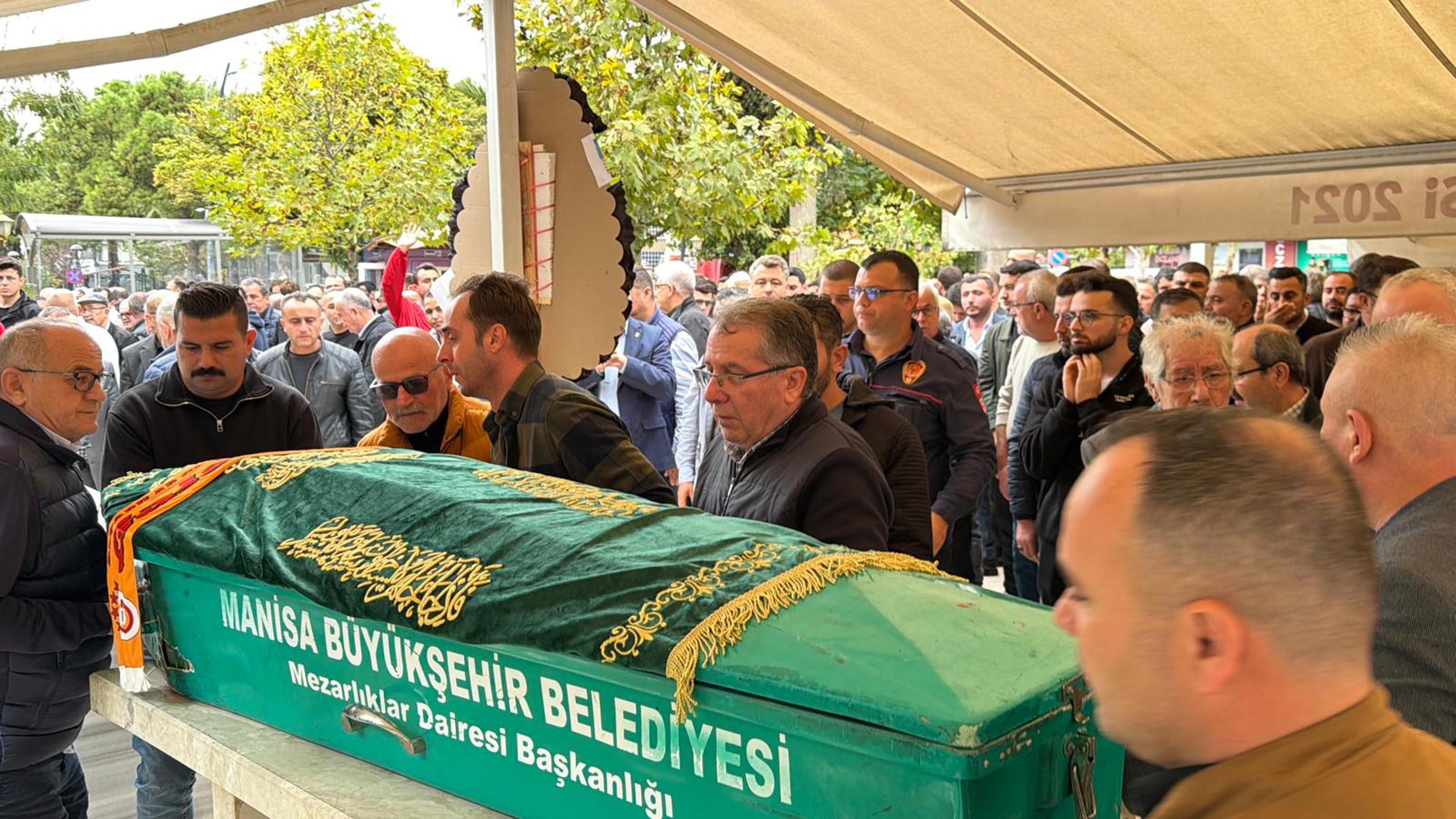 Kazada ölen itfaiye erini arkadaşları sirenler eşliğinde son yolculuğuna uğurladı