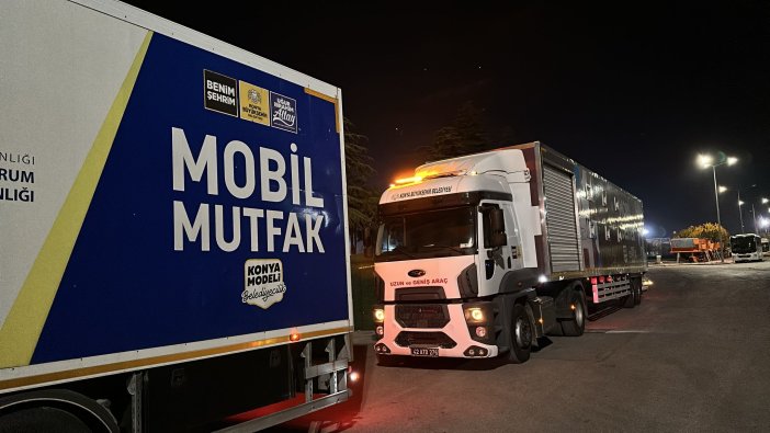 Konya Büyükşehir Belediyesi,  Deprem  bölgesine 2 mobil mutfak ve destek tırıyla bölgeye yardım ekibi gönderdi.