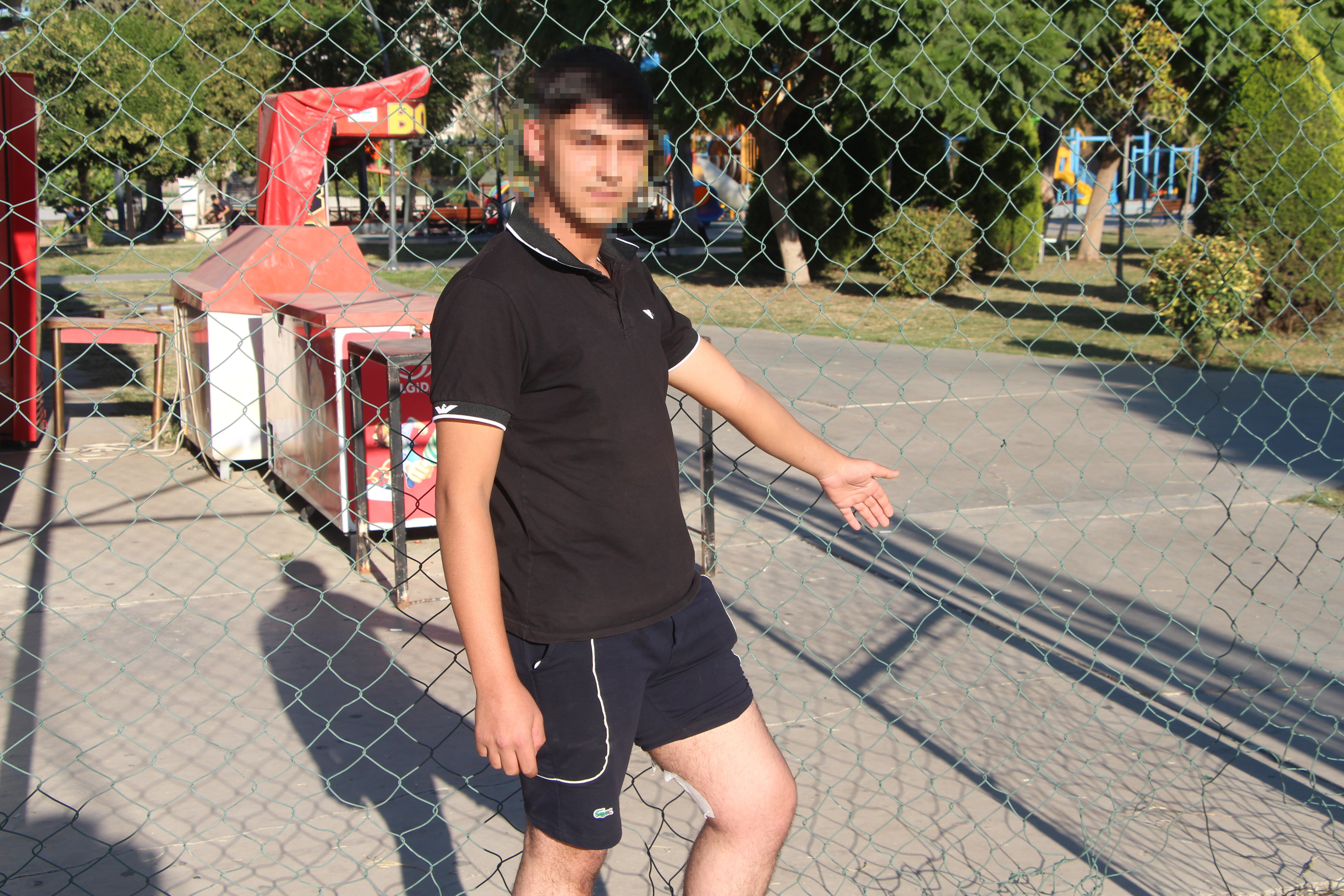 Adana'da Parkta tartıştıkları 3 lise öğrencisini dövüp, bıçakladılar; olay kamerada