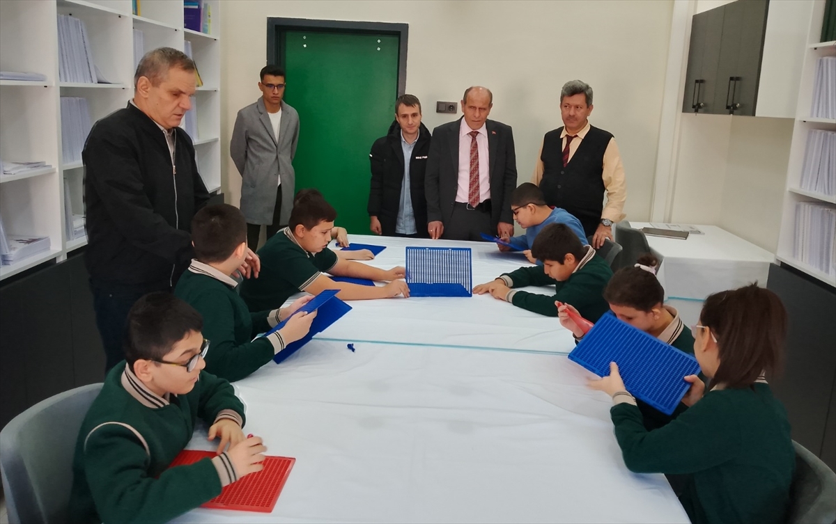 Konya'da görme engelli ortaokul öğrencilere tablet ve özel kalem desteği