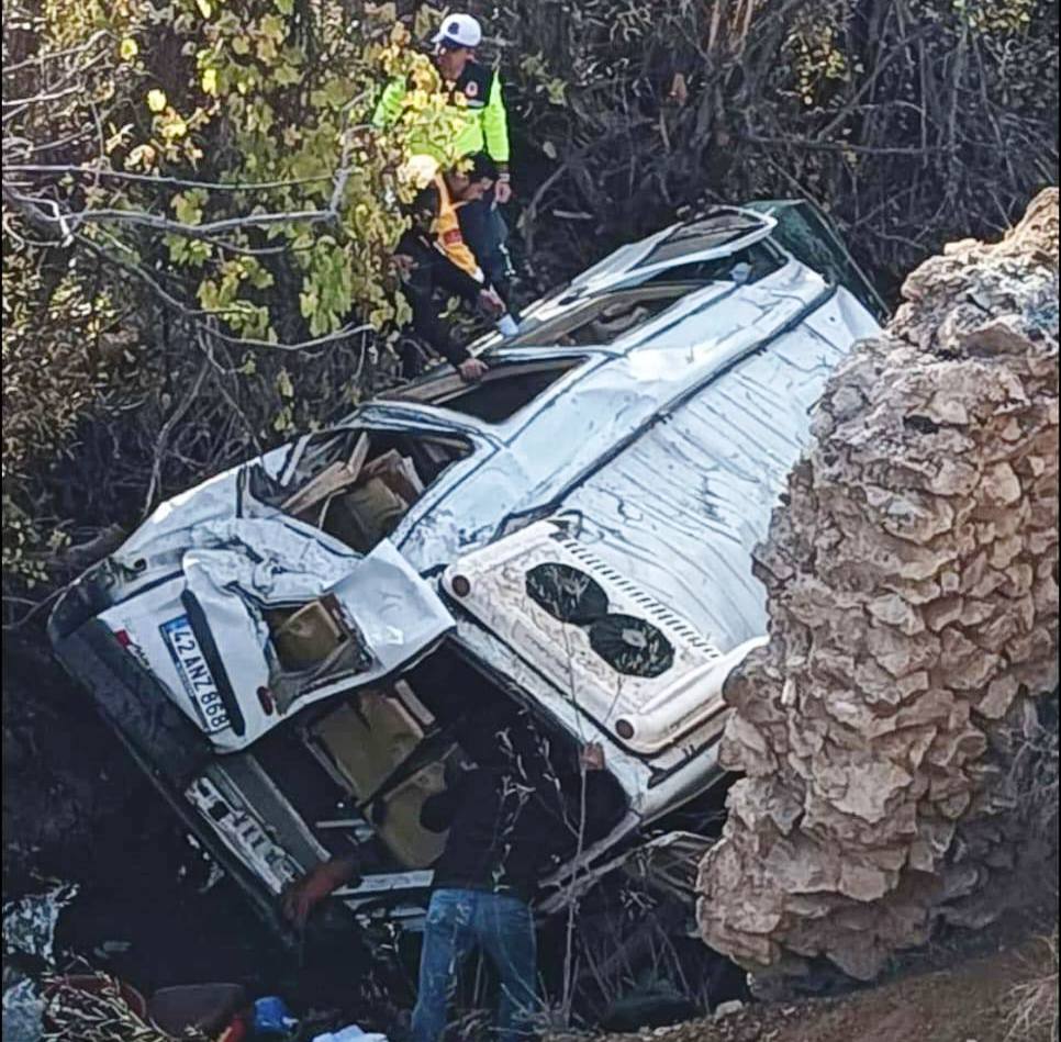 Konya'da Okul Servisi Kazası: Dereye Uçan Minibüsten 14 Öğrenci Yaralı Kurtarıldı