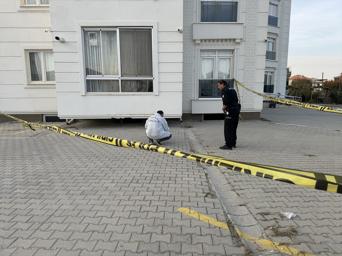 Karaman'da 5. kattan düşen bayan  öğretmen  öldü