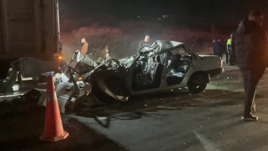 GAZİANTEP - Kamyon ile otomobilin çarpıştığı kazada 3 kişi öldü