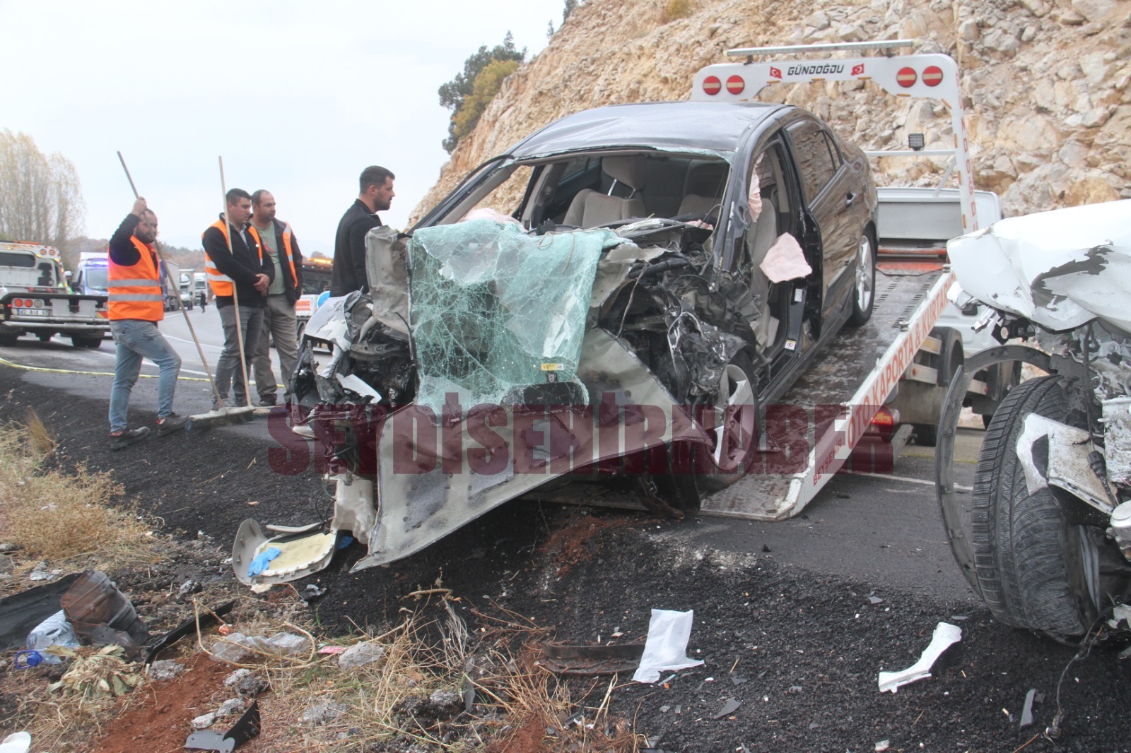 Beyşehir'de  iki otomobil çarpıştı! 1 ölü, 3 yaralı var