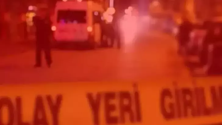 Oğlunu bıçakla yaraladıktan sonra kendisini ateşe verip, 6'ncı kattan atladı
