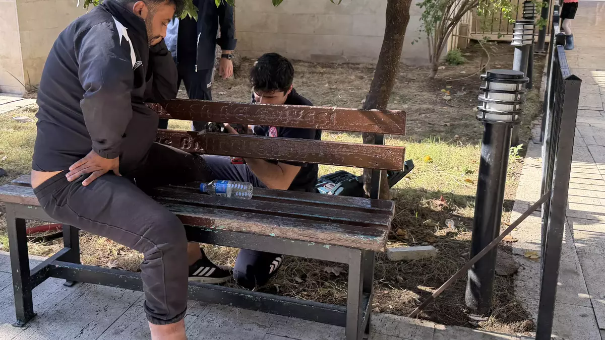 Antalya - Uyurken bacağını banka sıkıştırdı, itfaiye kurtardı