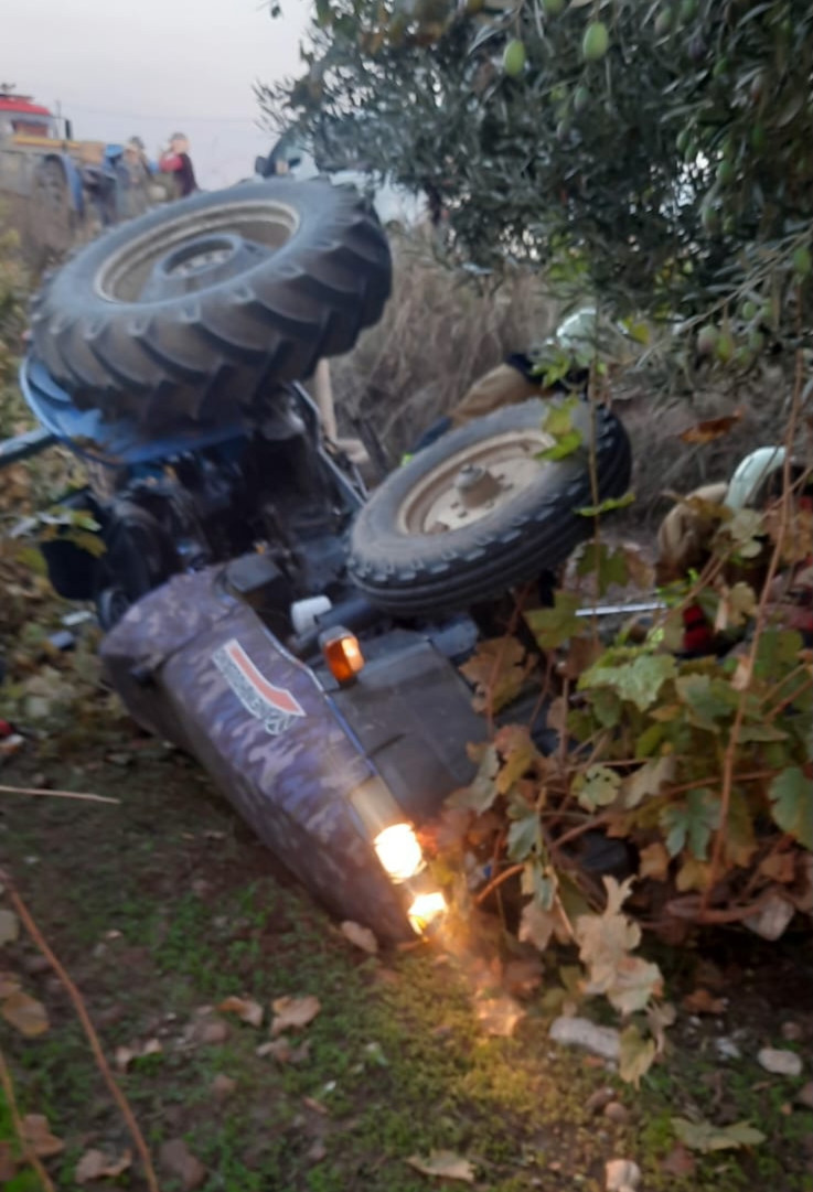 Manisada Devrilen traktörün altında kalan emekli öğretmen, hayatını kaybetti