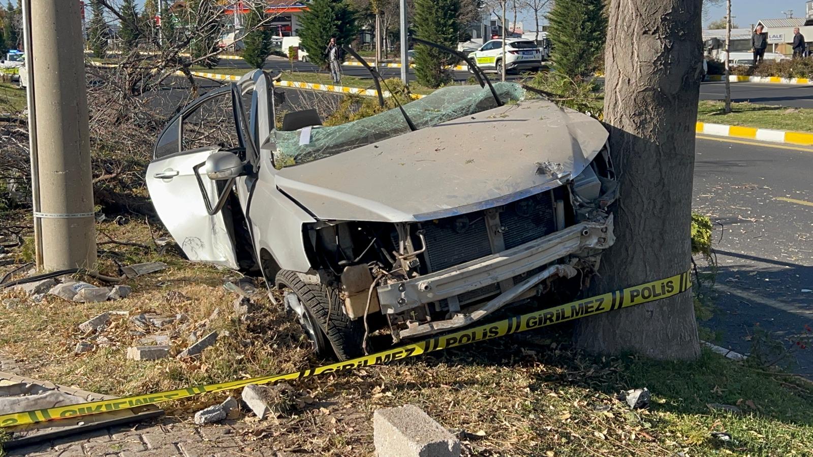 Nevşehir'de ağaca çarparak ikiye bölünen araçtaki 2 çocuk öldü, 1 çocuk yaralandı