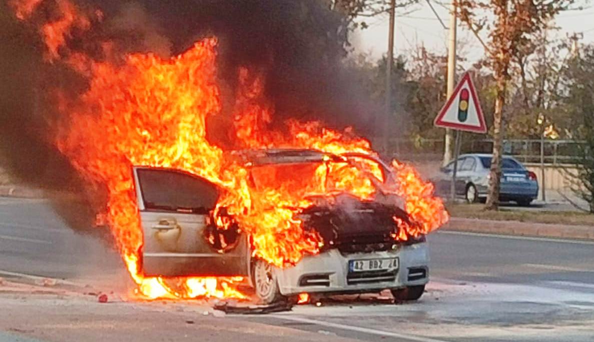 Konya seyir halindeki araç alev alev yandı! Sürücü  kıl payı  kurtuldu