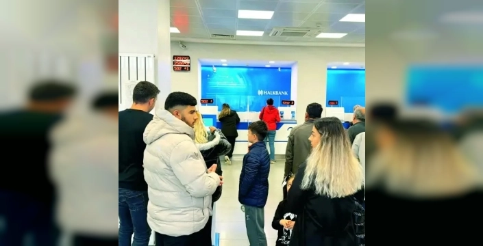 Yoğun ilgi sistemi kilitledi! Vatandaşlar bankalara akın etti!