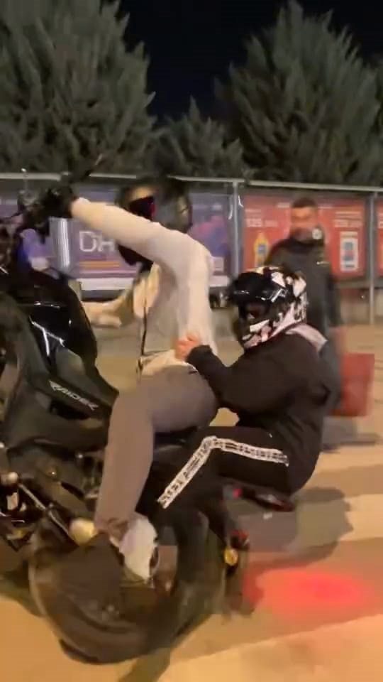 Ön tekerini kaldırmak istediği motosikleti devirdi; kaza anı kamerada