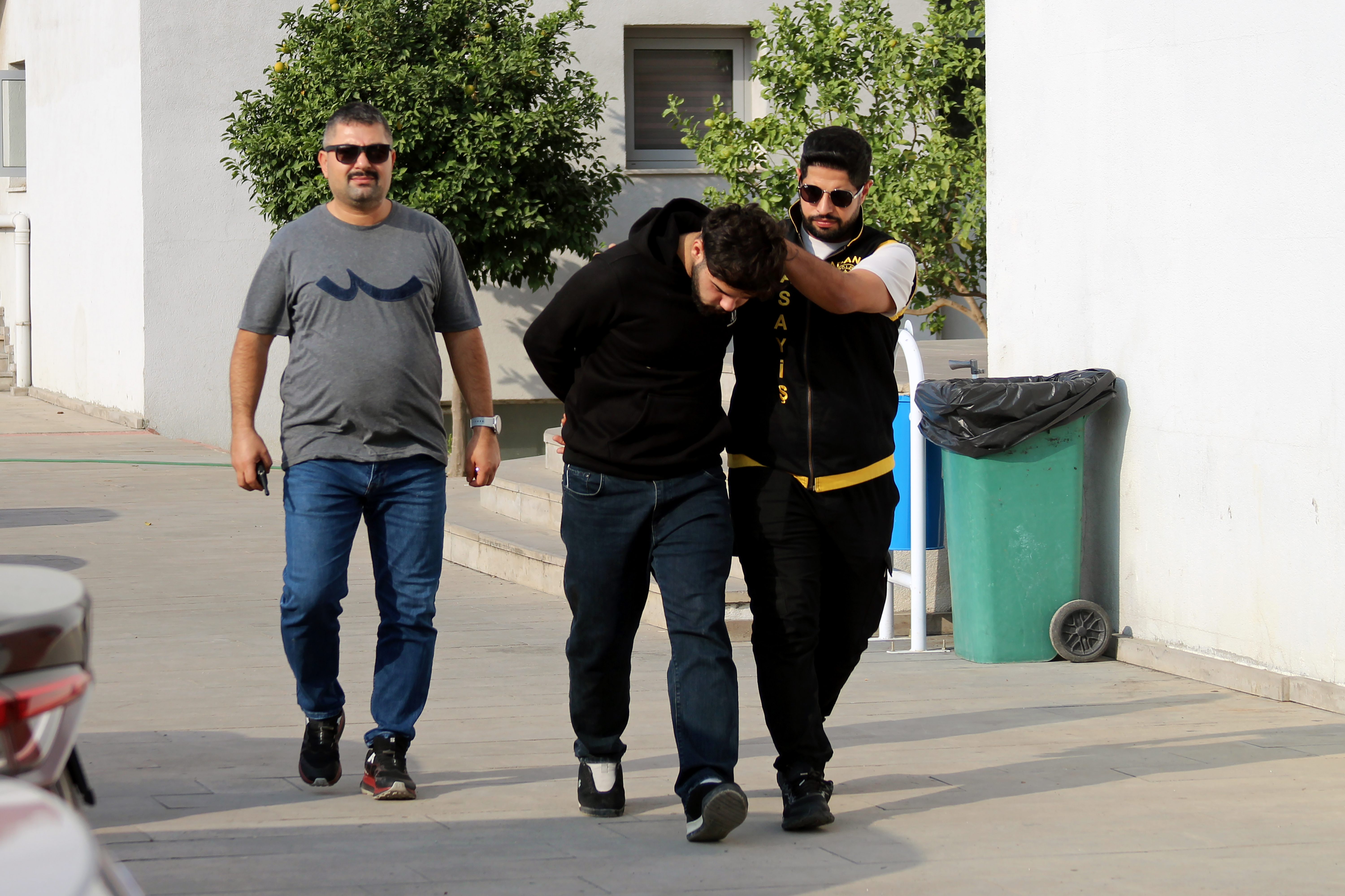 Market işletmecisini kendisini darbettiği için öldürmüş