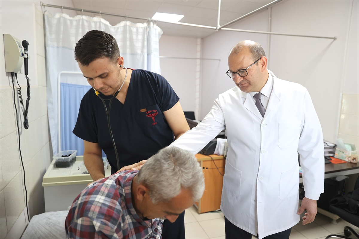 Çocukluğunu geçirdiği hastanede doktor olarak babasıyla görev yapıyor