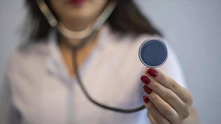 Sağlık Bakanlığı'ndan Doktorlara Sıkı Sosyal Medya ve Tanıtım Kuralları: İhlalde Suç Duyurusu