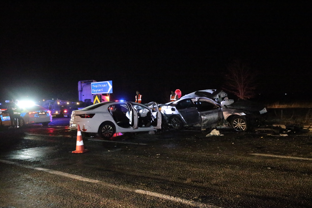 NİĞDE - İki otomobilin çarpışması sonucu 3 kişi öldü, 6 kişi yaralandı