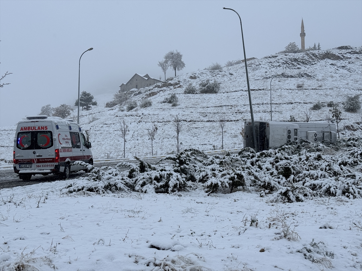 Nevşehir'de devrilen işçi servisindeki 14 kişi yaralandı