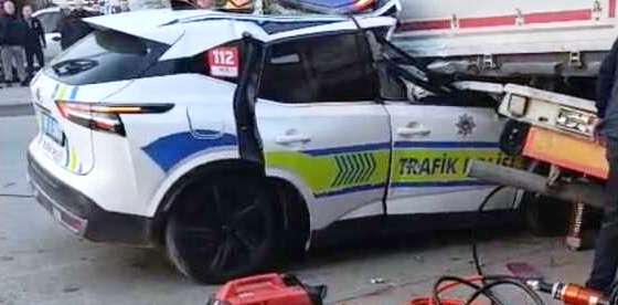 MANİSA - Ekip aracının tıra çarptığı kazada 1 polis şehit oldu, 1 polis yaralandı