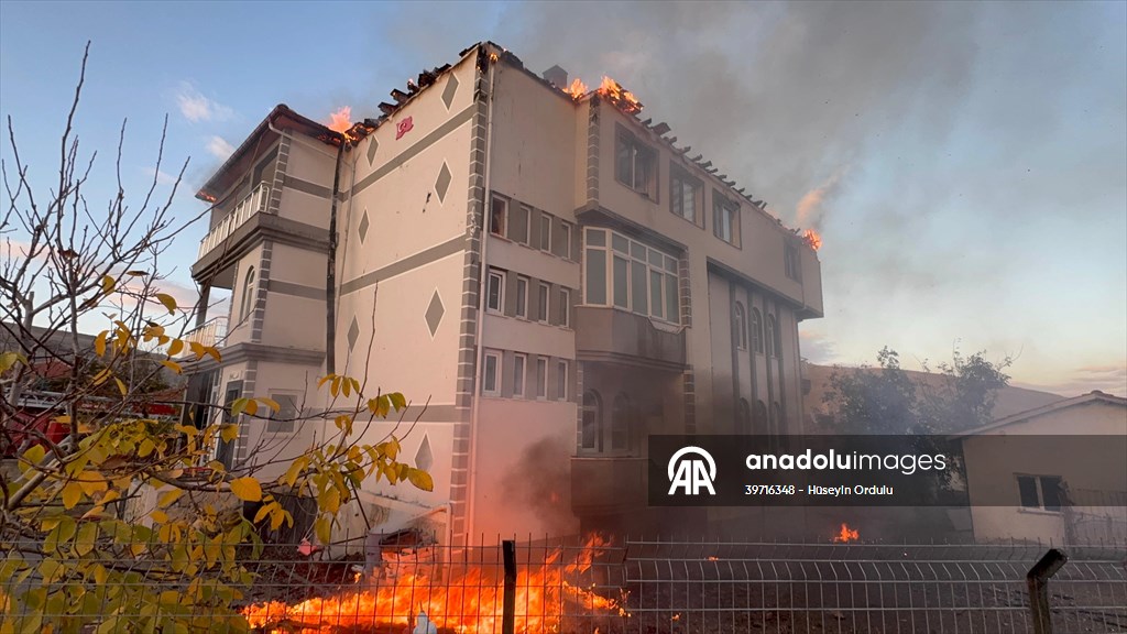 Konya'da üç katlı binada çıkan yangın söndürüldü