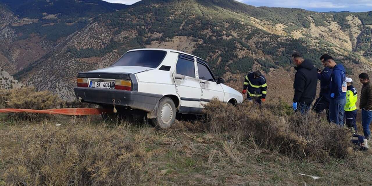 Adanada Kader Sıçrayışı: Otomobilden Atlamaya Çalıştı, Aracın Altında Kaldı
