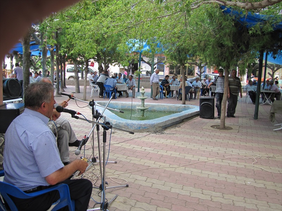 Konyalı 81 yaşındaki Türk Halk Müziği sanatçısı, yolundan giden gençlere örnek oluyor
