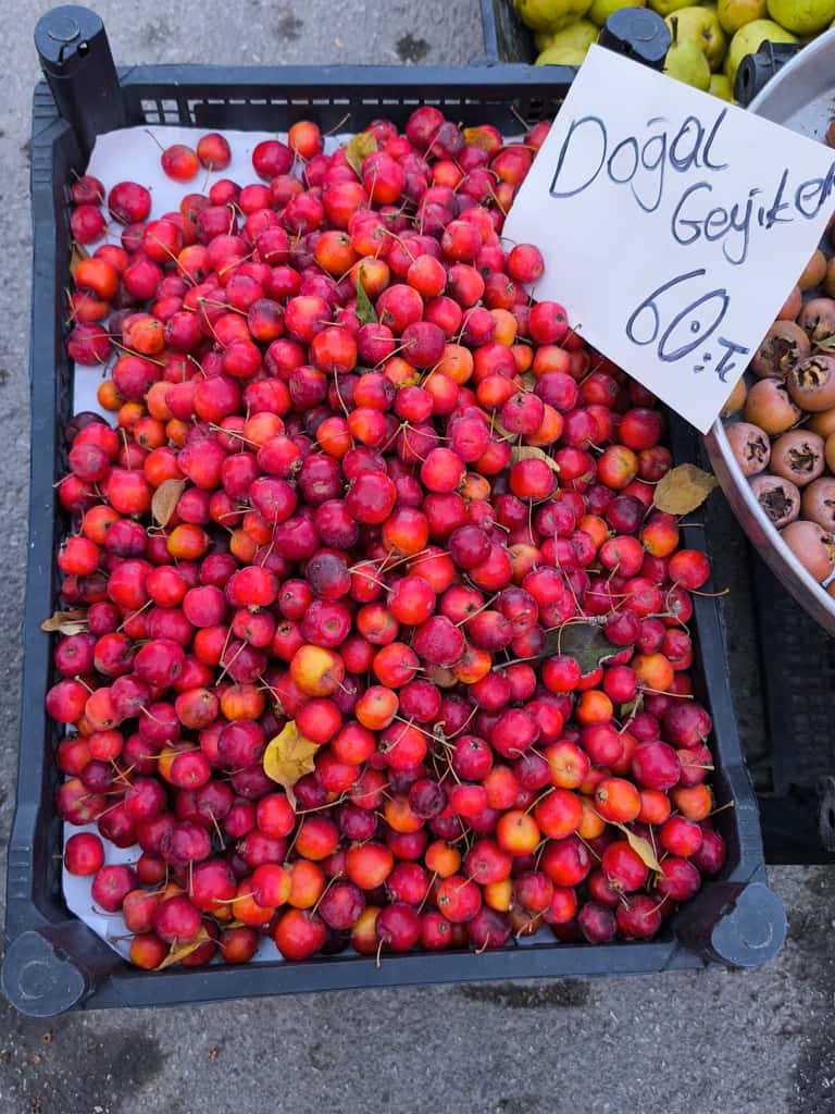 Seydişehir Pazarında Görüntülendi: Nadir Görülen Kırmızı Elma Şaşırttı