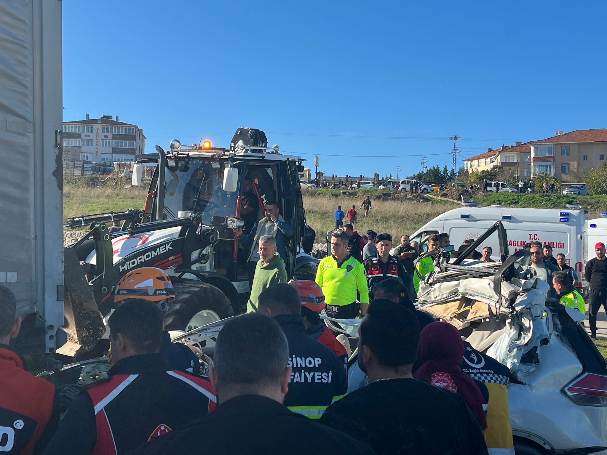 Sinop'ta otomobil, TIR'a arkadan çarptı; öğretmen öldü