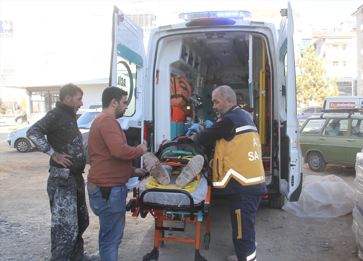 Beyşehir'de  5 katlı inşaatın asansör boşluğuna düşen kişi yaralandı