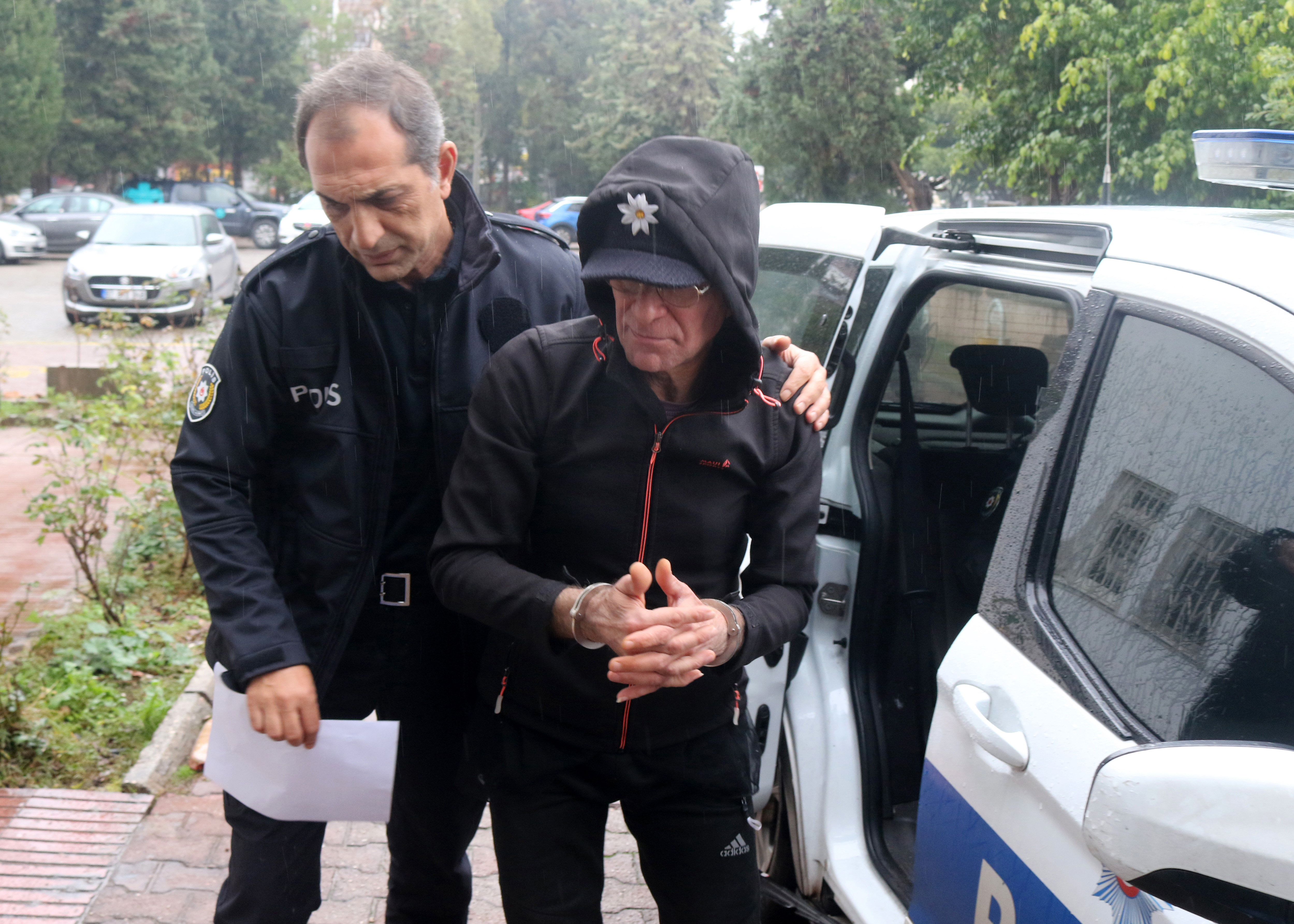 Antalya- Komşusunun evinin kapısına elektrikli düzenek kuran sanık, ‘İnsan hemen ölmez’ diye kendini savundu