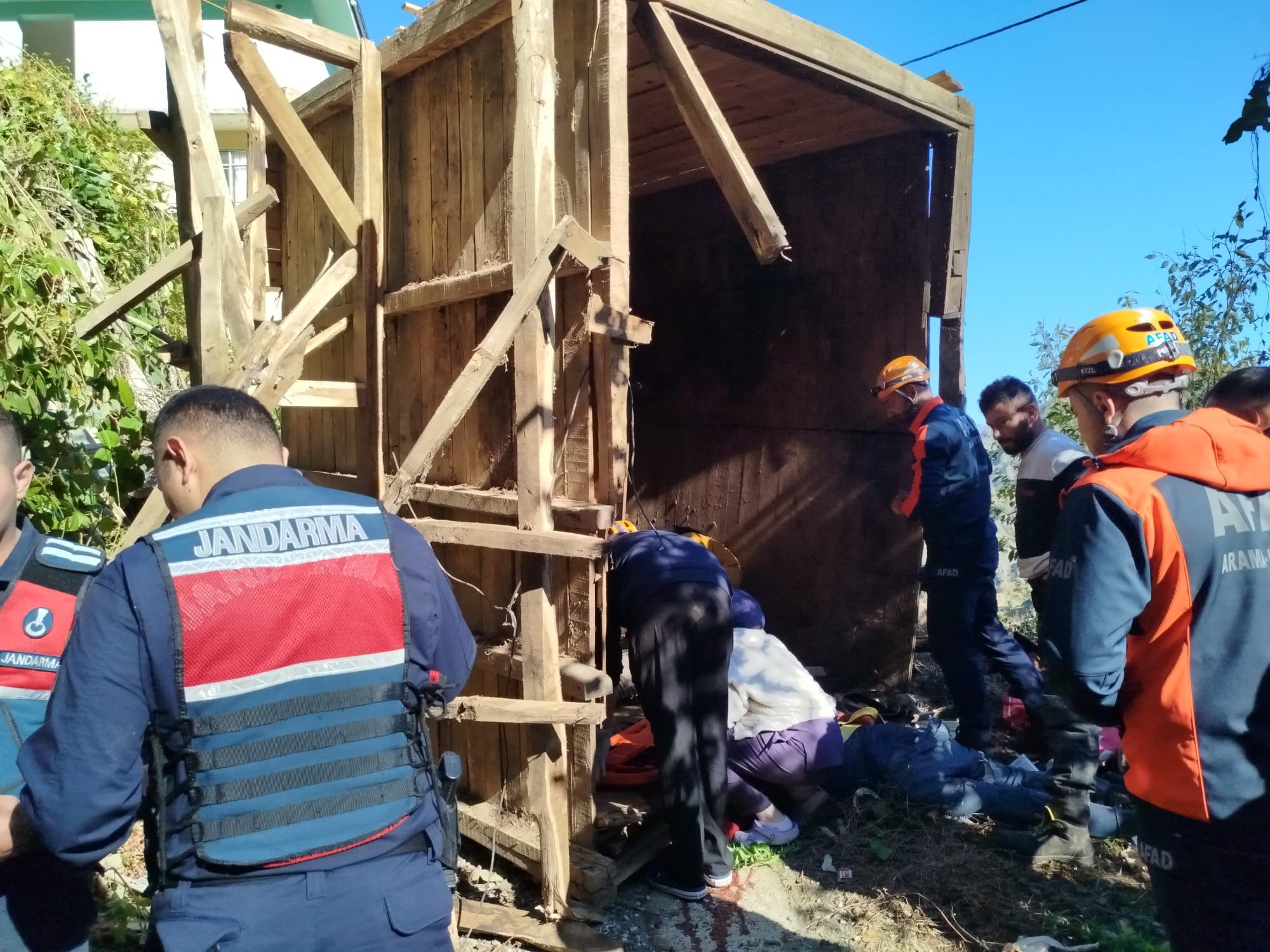 Rize'de Arı kovanlarının bulunduğu ahşap yapı devrildi; 2 ölü, 1 yaralı