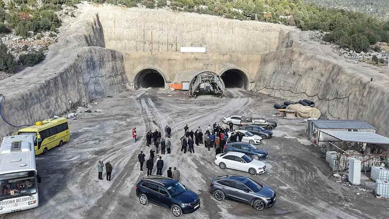  Alacabel Tüneli ve Konya - Antalya hızlı treni Bakan Uraloğlu’na soruldu