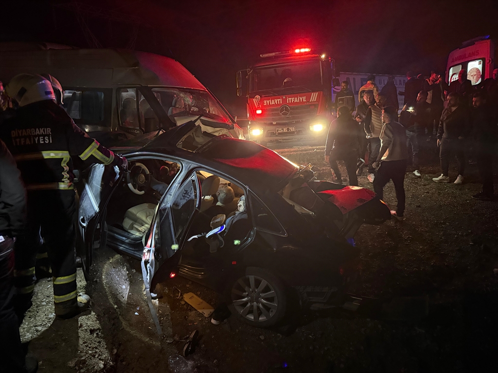 Diyarbakır’da 5 aracın karıştığı zincirleme kaza: 3 ölü, 7 yaralı