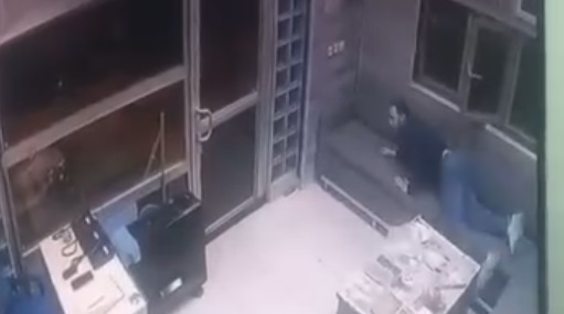 Ankara'da taksi şoförüyle tartışan yolcu 3 el ateş etti; duraktaki şoförlerin panik anları kamerada