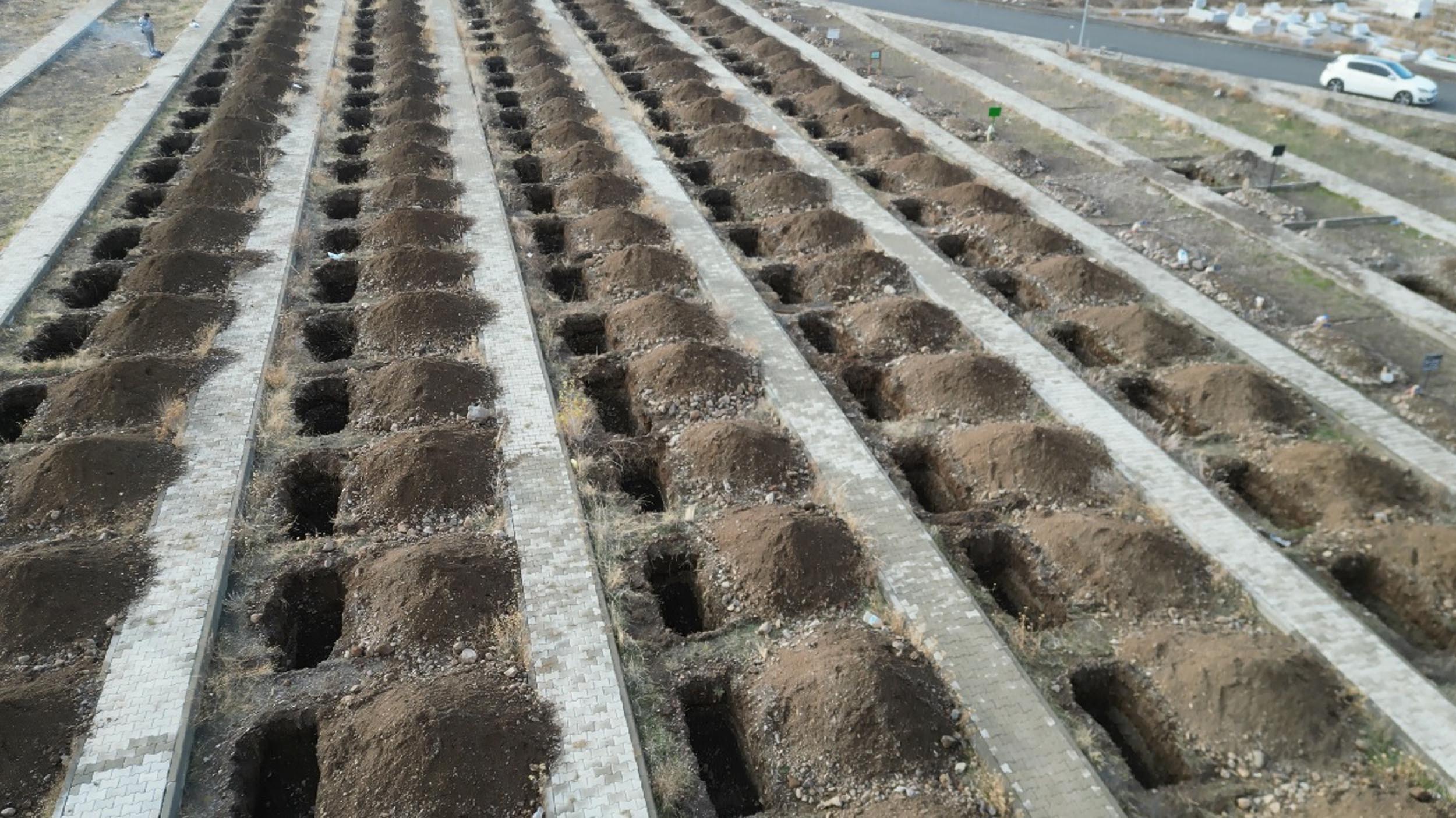 Erzurum'da dondurucu soğuklar öncesi '500 kışlık mezar' kazıldı