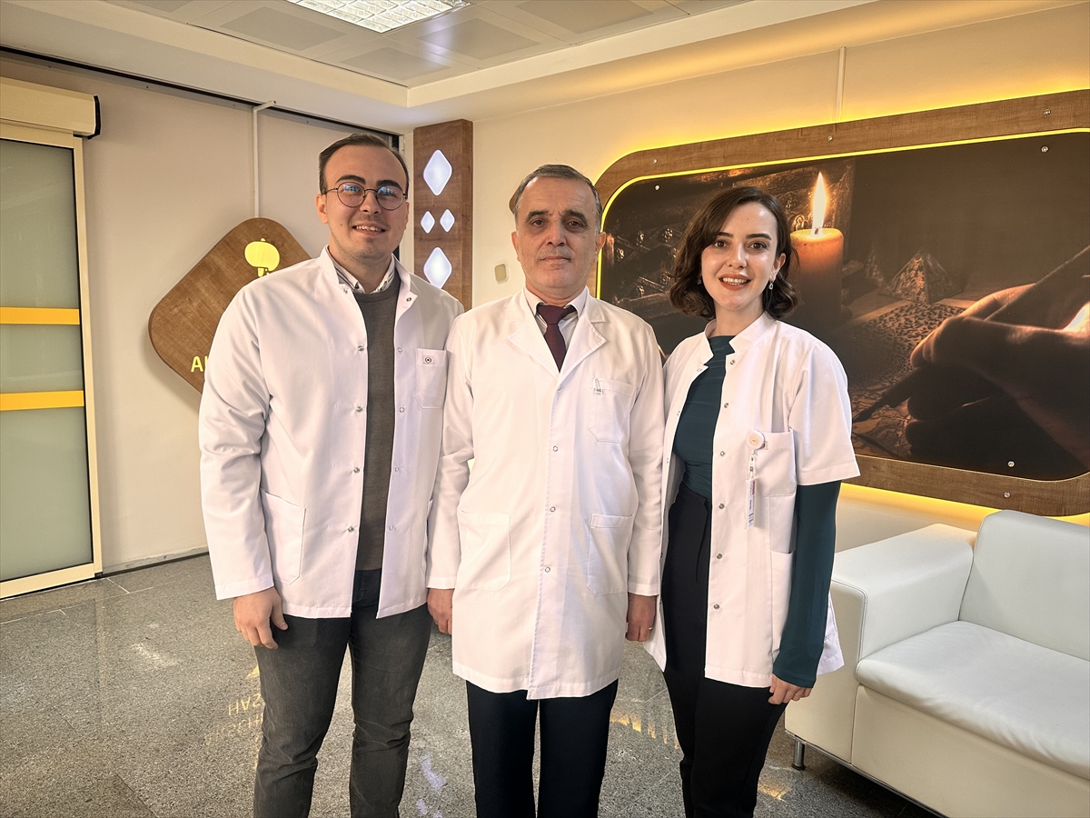 KONYA - Doktor baba, kızı ve damadı aynı hastanede hizmet veriyor