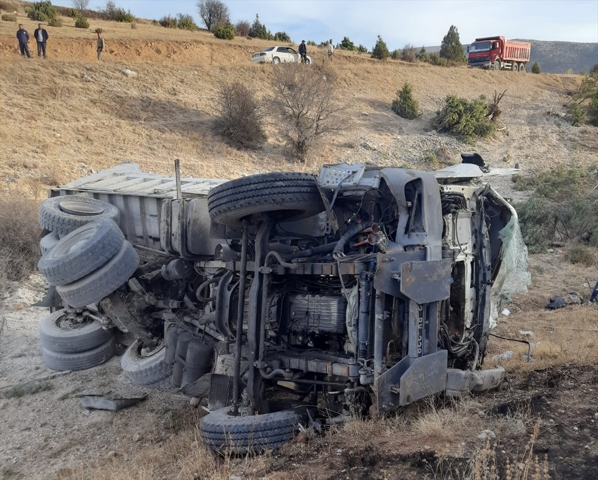 Konya'da şarampole devrilen kamyon sürücüsü yaşamını yitirdi