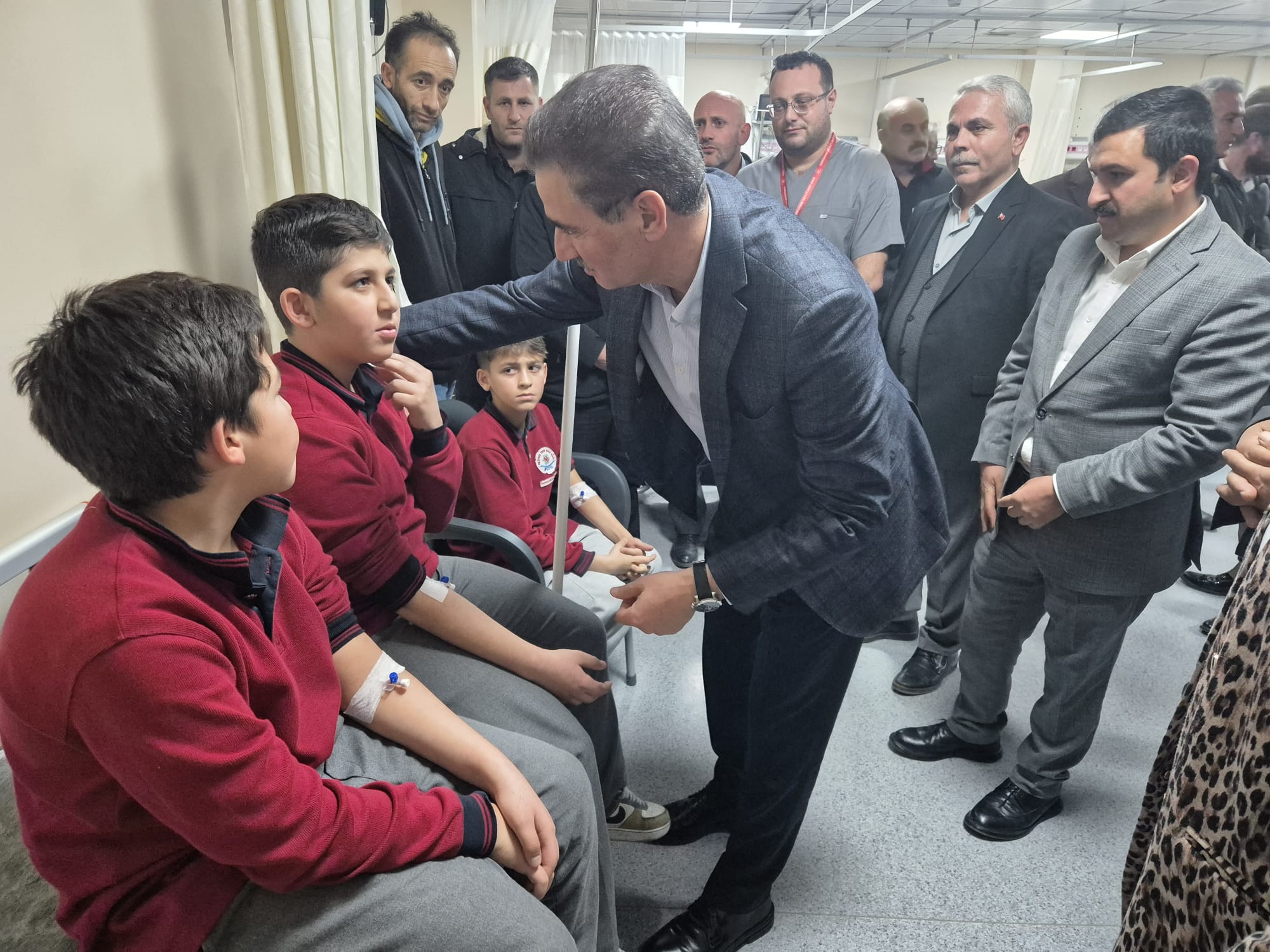 Gümüşhane’de pansiyona dışarıdan getirdikleri pideyi yiyen 29 öğrenci, zehirlenme şüphesiyle hastaneye kaldırıldı 