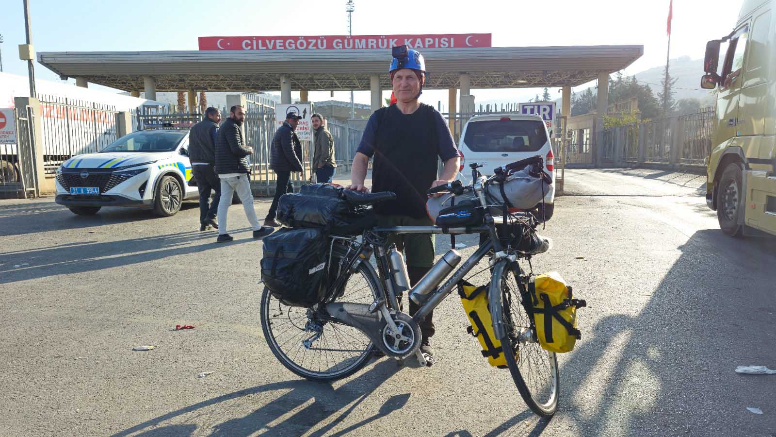 Hatay - Bisikleti ile umre yolculuğuna çıkan emekli işçi, Cilvegözü'nden Suriye'ye geçti