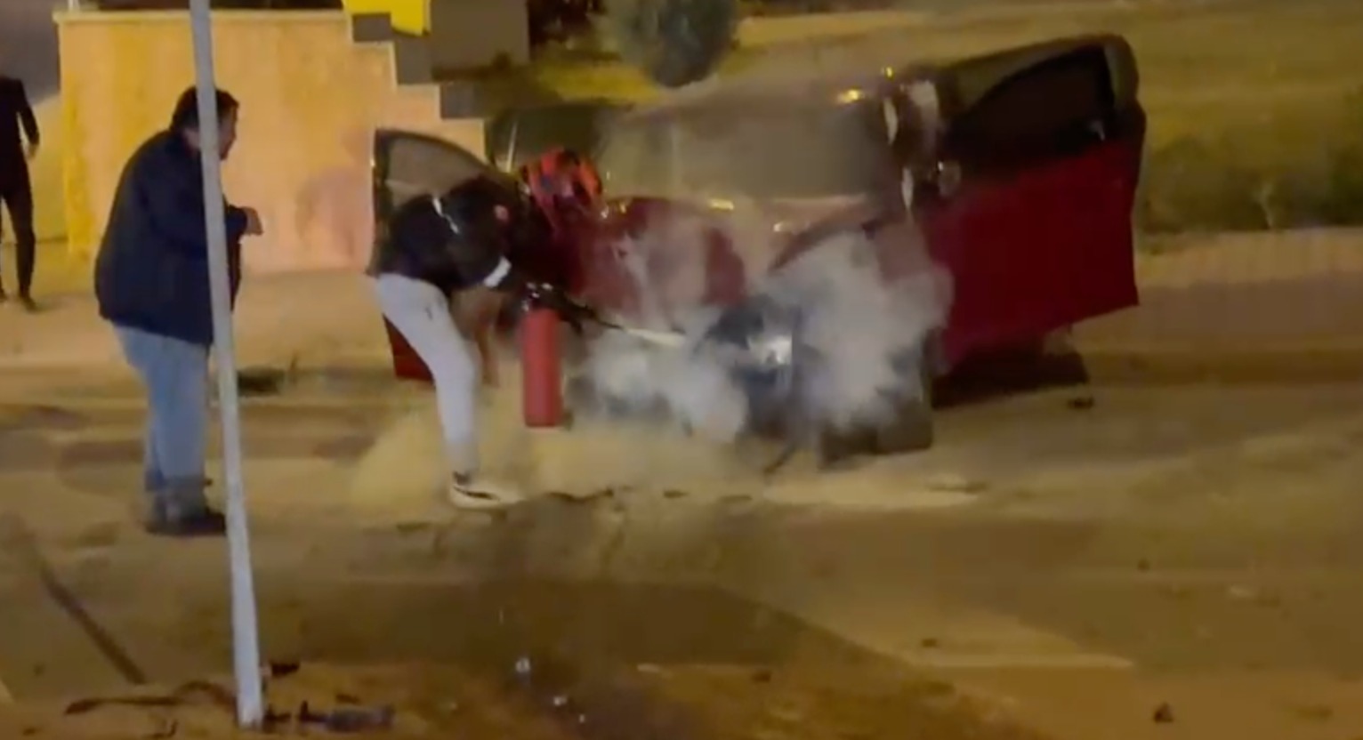 Meram'da Meydana Gelen Trafik Kazasında Sürücü Vatandaşların Sayesinde Kurtarıldı