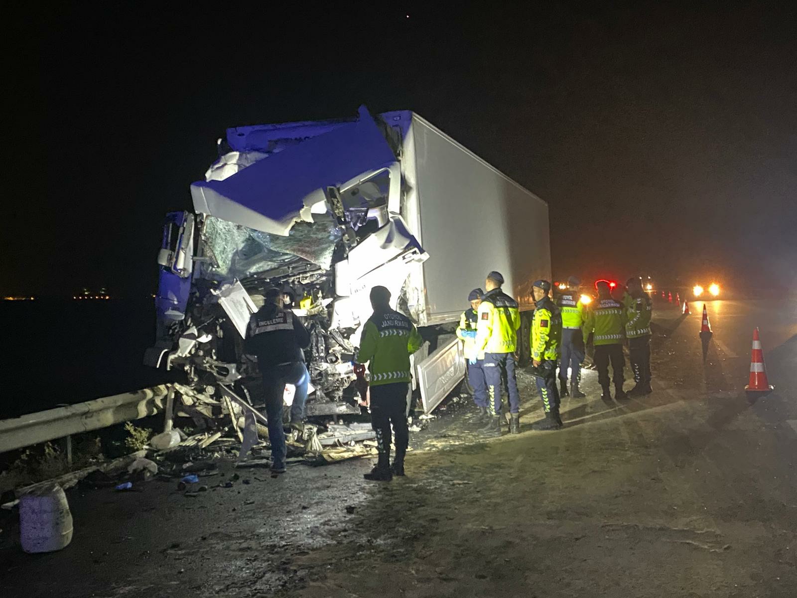 TIR, emniyet şeridinde park halindeki otobüse çarptı: 14 yaralı