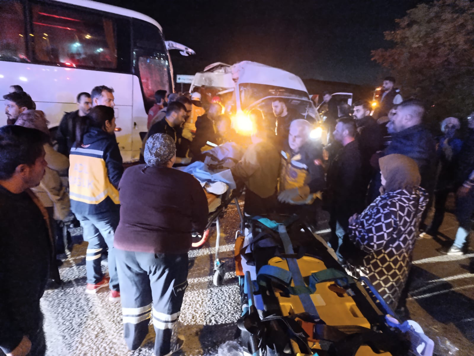 İzmir’de servis otobüsü ile servis minibüsü çarpıştı: 13 yaralı