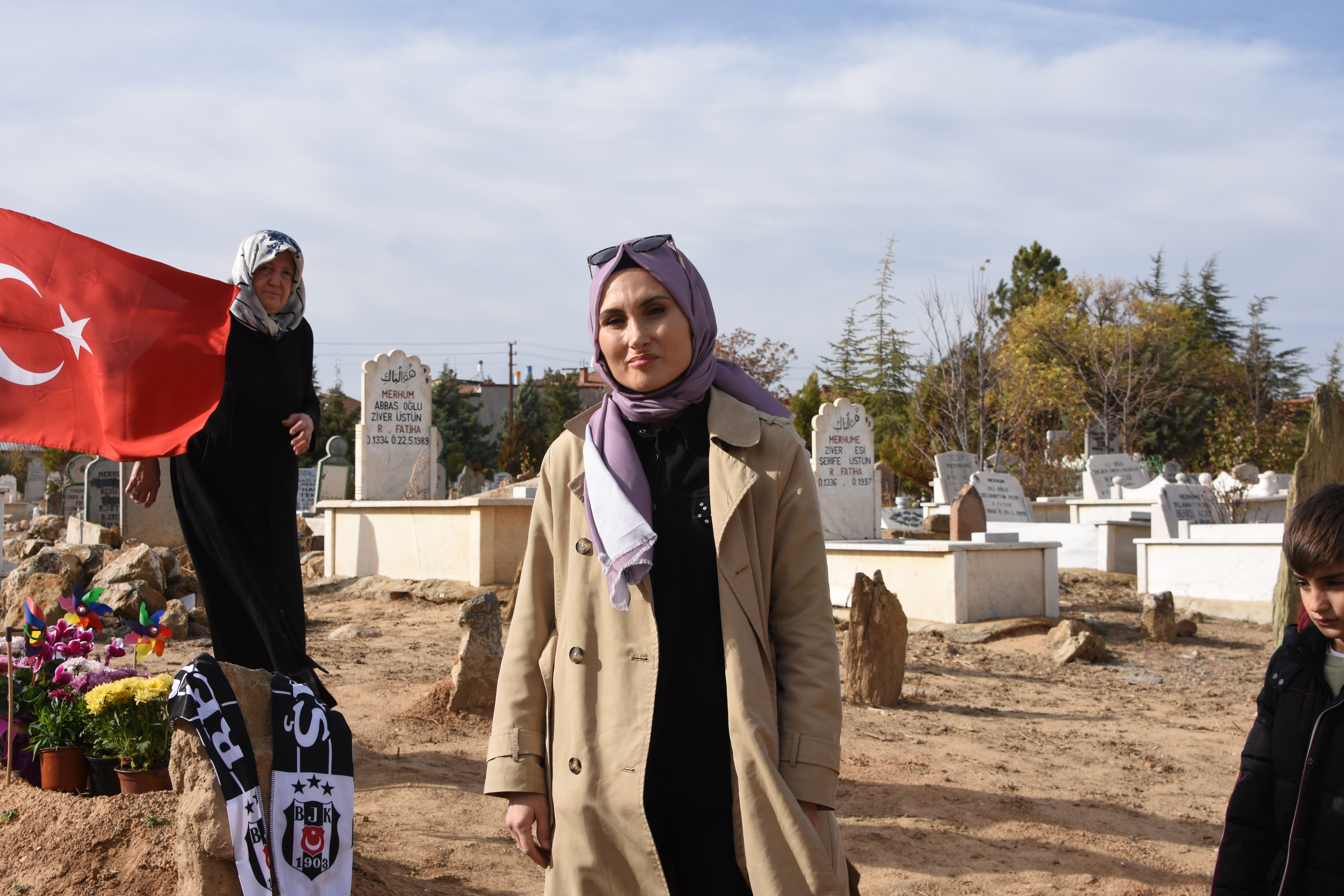 Kazada ölen öğretmen eşinin 'Öğretmenler Günü'nü mezarı başında kutladı