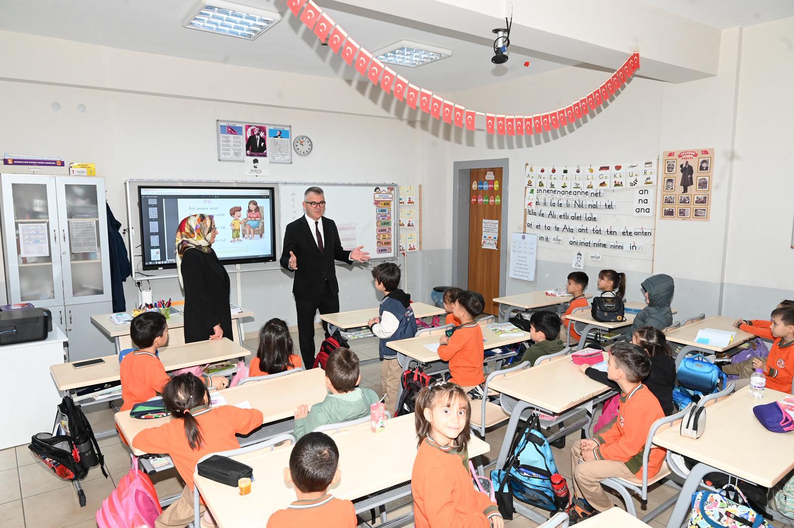 OKULUNU ZİYARET ETTİ SÜPRİZLE KARŞILAŞTI 