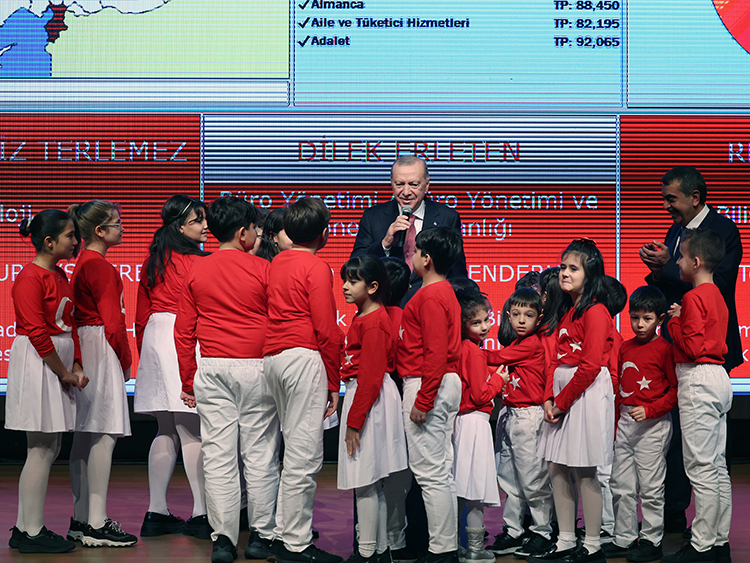 Erdoğan butona bastı, 15 bin öğretmen atandı!