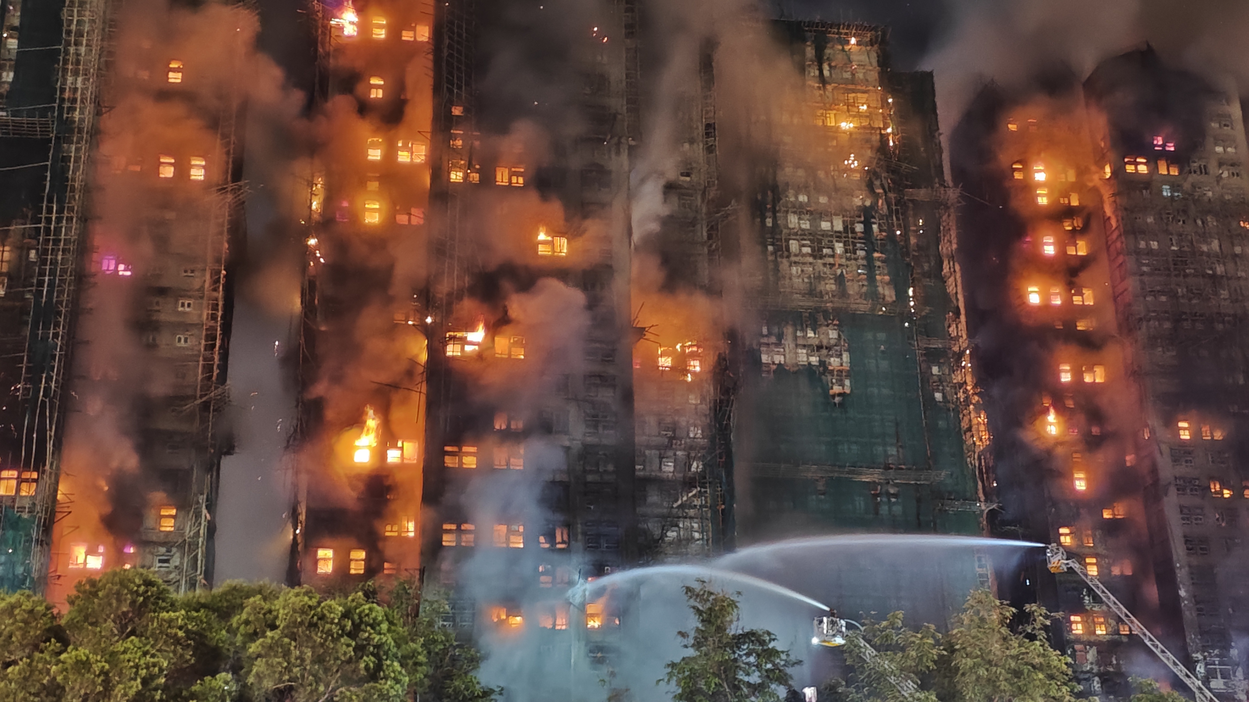 Hong Kong'da konut kompleksinde yangın: 13 ölü, 28 yaralı 