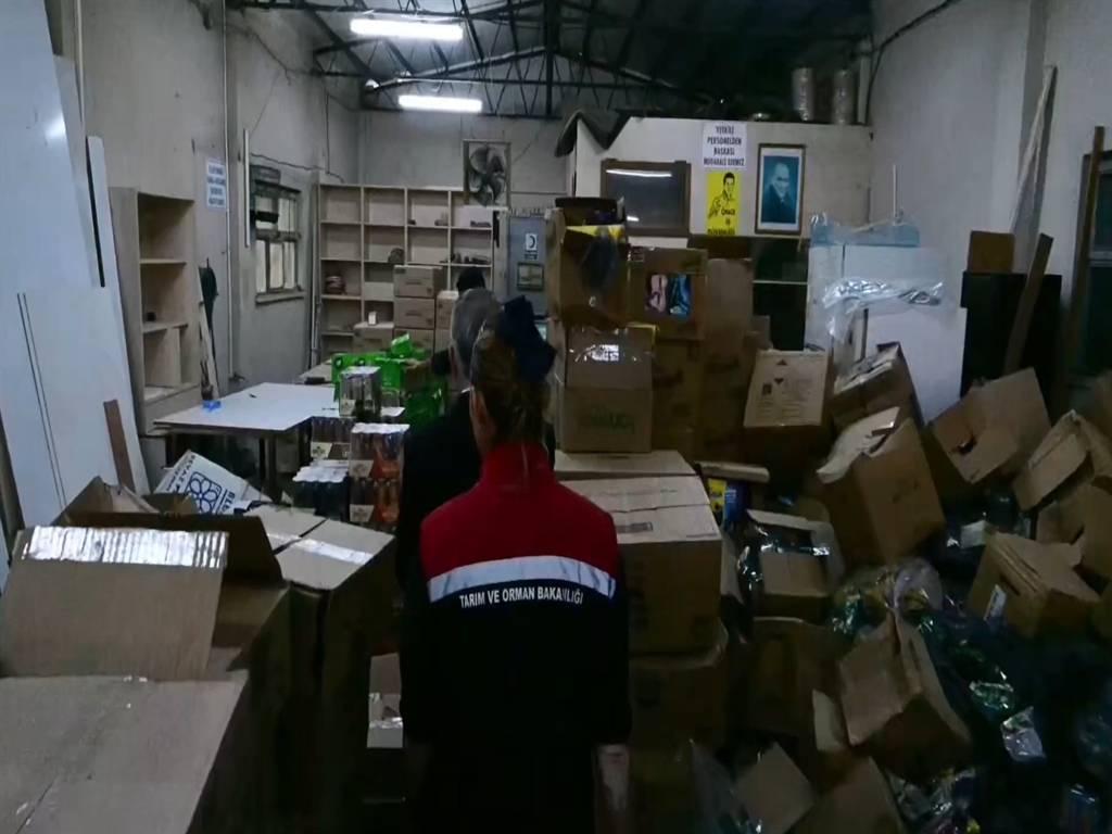 Bakan Yumaklı: Son tüketim tarihi geçmiş 30 ton gıda ürünü ele geçirildi