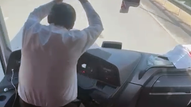 Antalya - Taraftar otobüsü şoförü, direksiyonu bırakıp oynadı