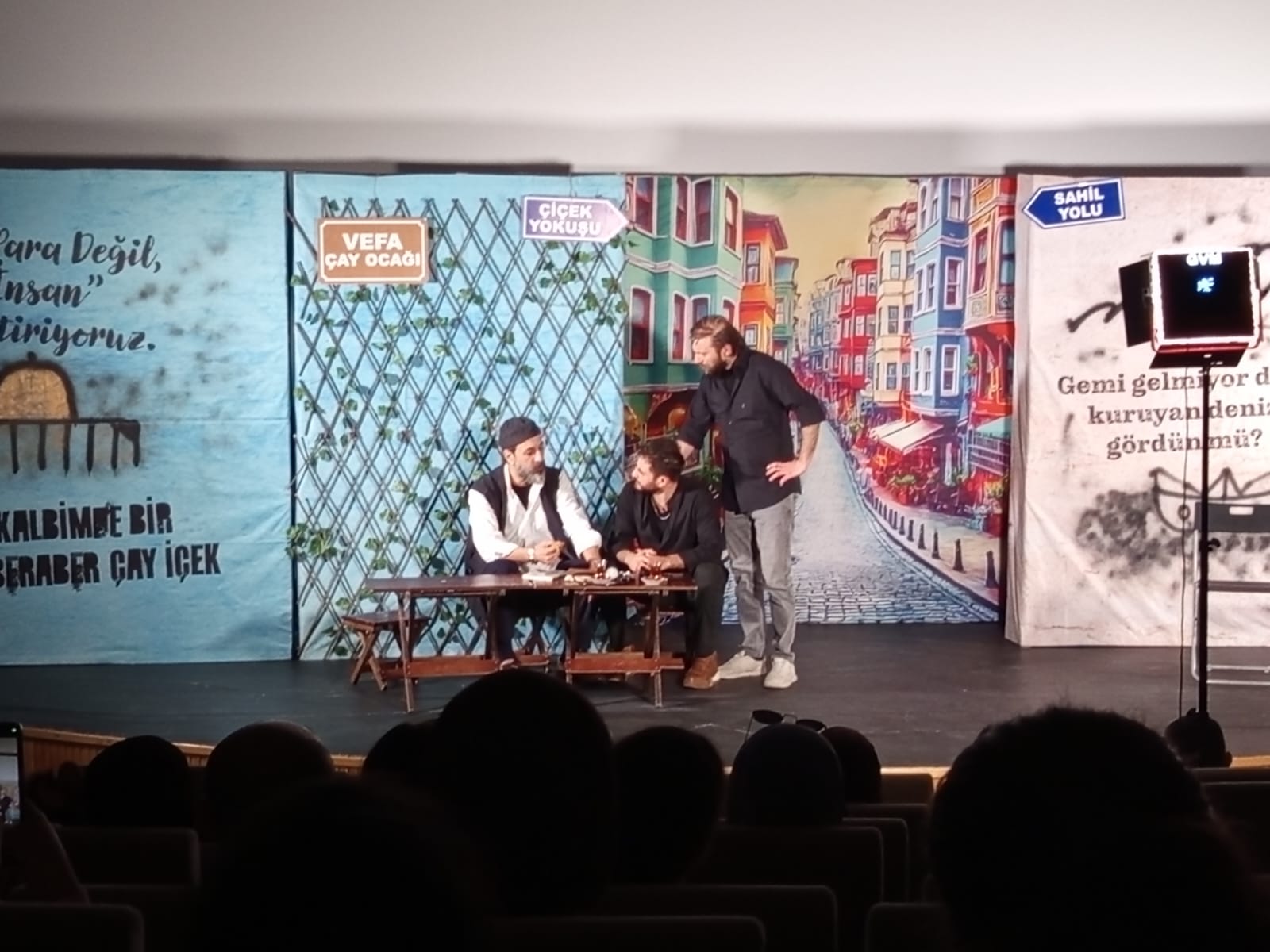 Seydişehir'de Sahnelenen Aynalar Tiyatrosu izleyenler  tarafından   büyük ilgi  topladı