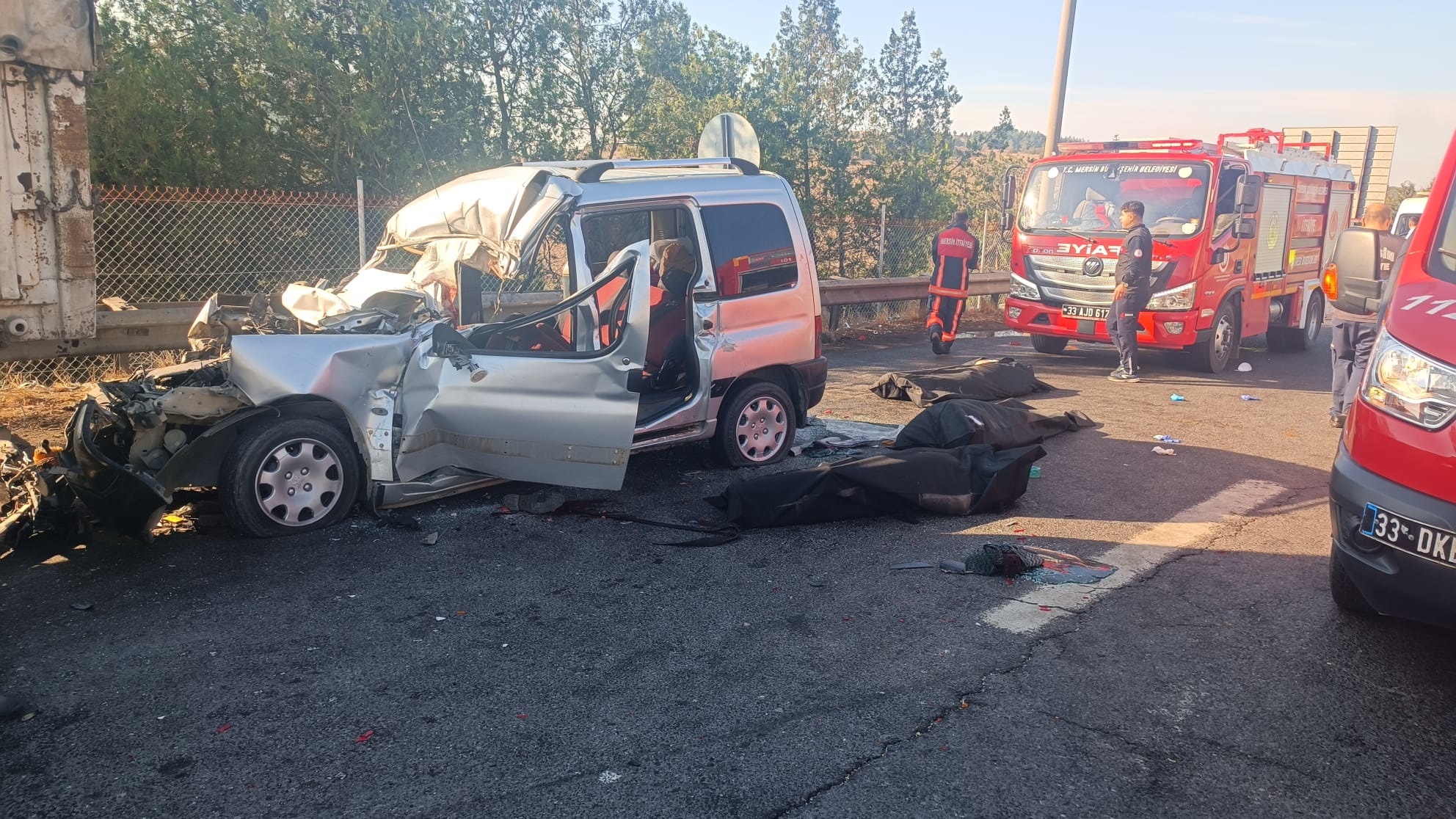 Hafif ticari araç, otoyolda kamyona çarptı; 3 ölü, 3 yaralı